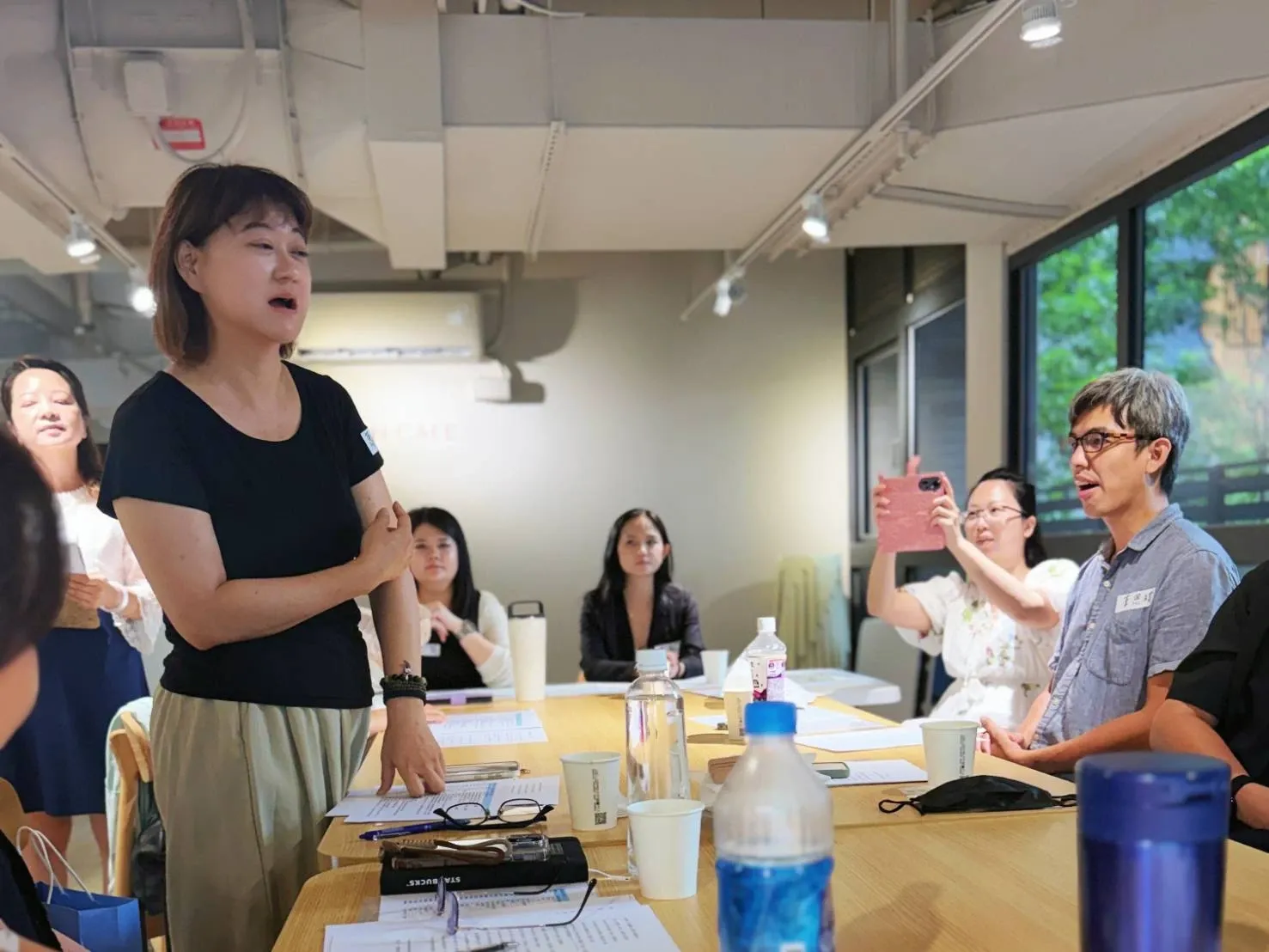 創會會員起身發言，其他與會者聆聽